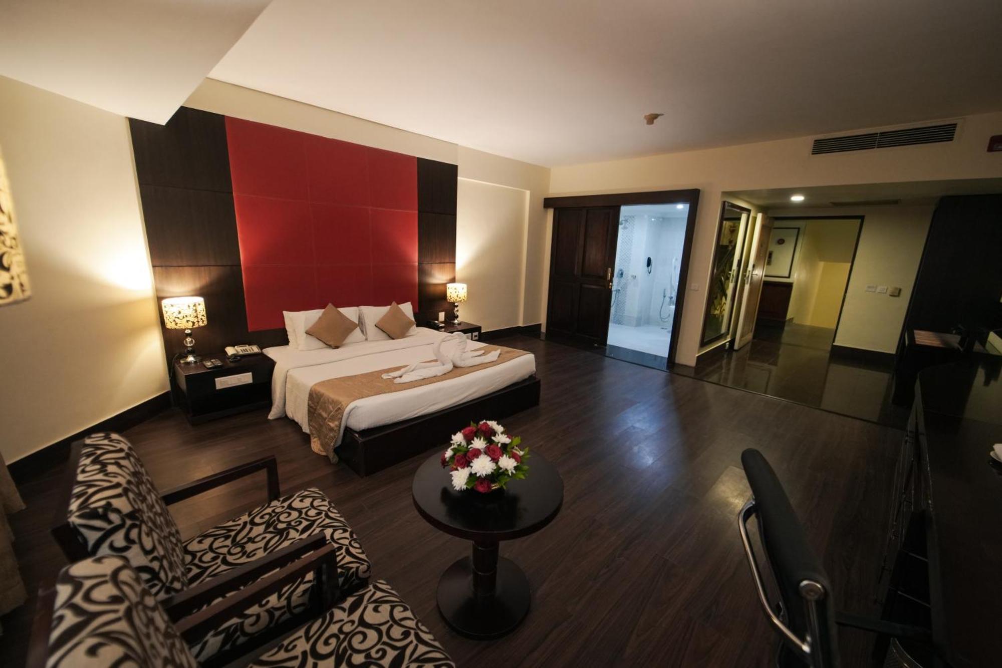 The South Park Hotel Thiruvananthapuram Exterior foto